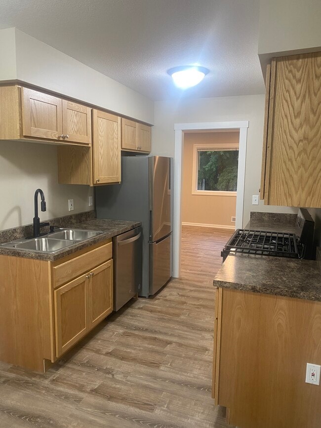 15468 Pennock Ln in Apple Valley, MN - Foto de edificio - Building Photo