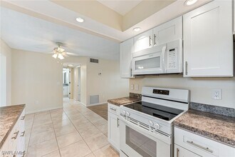 1518 Edgewater Cir in Ft. Myers, FL - Foto de edificio - Building Photo