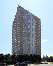 215 Wynford Dr in Toronto, ON - Building Photo - Building Photo