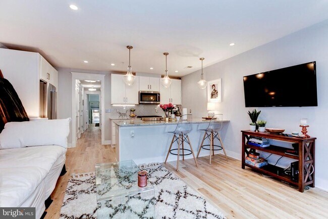 2233 40th Pl NW