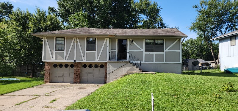 216 SW Redwood Dr in Blue Springs, MO - Building Photo