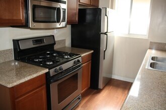 2356 Portland St. in Los Angeles, CA - Building Photo - Building Photo