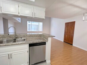 5248-5248 Cartwright Ave in Los Angeles, CA - Building Photo - Building Photo