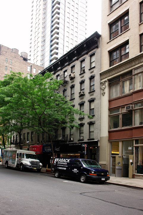 126 W 25th St in New York, NY - Building Photo