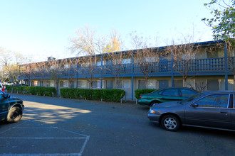 Colonial Apartments in Santa Rosa, CA - Foto de edificio - Building Photo