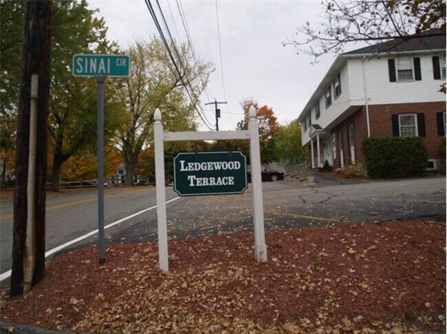 17 Sinai Cir in Chelmsford, MA - Building Photo - Building Photo