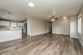 523 Roberta Alecia Ave in North Las Vegas, NV - Foto de edificio - Building Photo