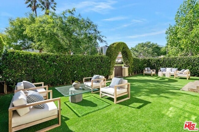 200 S Almont Dr in Beverly Hills, CA - Building Photo - Building Photo