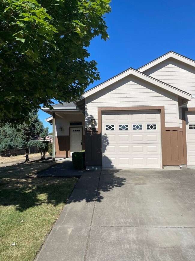 470-472 Ecols St S in Monmouth, OR - Building Photo - Building Photo