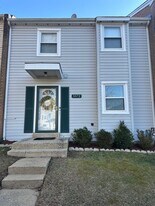 5572 Hollins Ln in Burke, VA - Building Photo