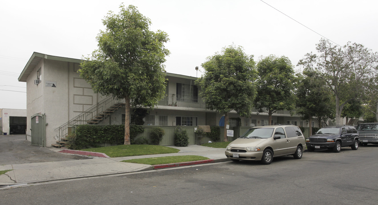 De Anza Plaza Apartments in Anaheim, CA - Foto de edificio