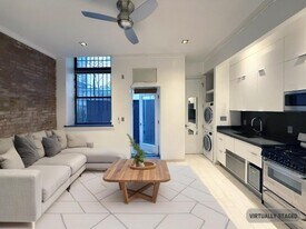 7 E 75th St, Unit LB in New York, NY - Building Photo