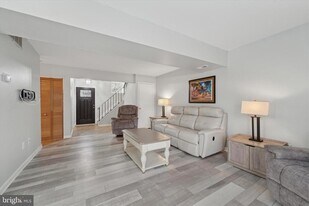 77 Kanabe Dr in Mount Holly, NJ - Building Photo