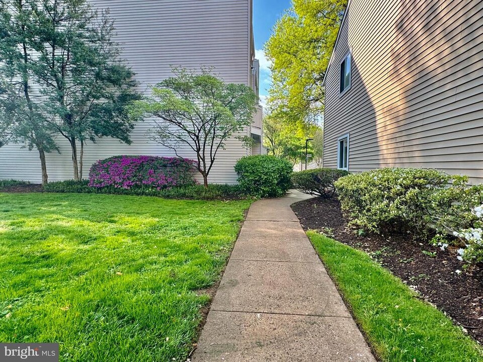 18237 Swiss Cir, Unit 1-31 in Germantown, MD - Building Photo