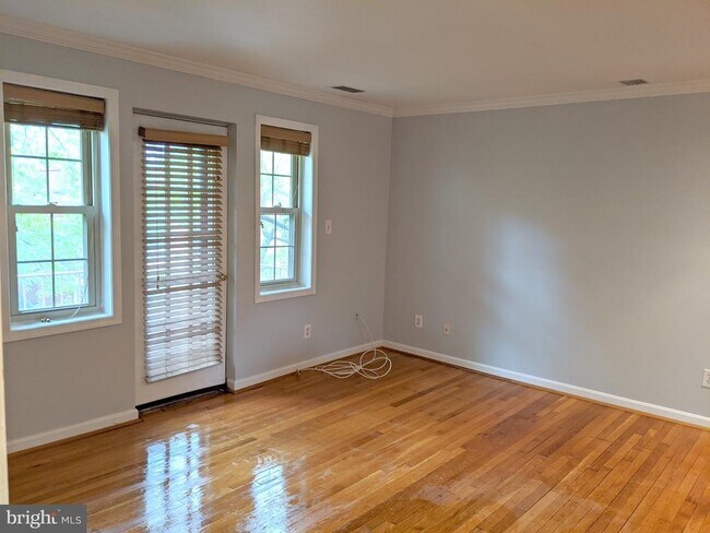 1407 E Abingdon Dr in Alexandria, VA - Building Photo - Building Photo