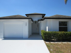 137 Vanessa St in Palm Springs, FL - Foto de edificio - Building Photo