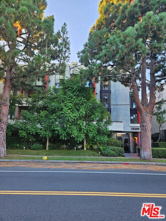 12211 Idaho Ave in Los Angeles, CA - Building Photo