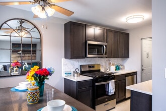 Hawthorne Living in Central Islip, NY - Foto de edificio - Building Photo