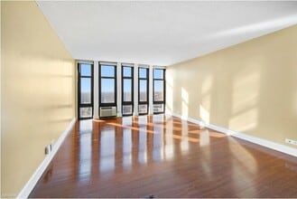 6700 S South Shore Dr, Unit 24C in Chicago, IL - Foto de edificio - Building Photo