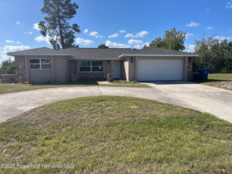 12474 Drayton Dr in Spring Hill, FL - Building Photo