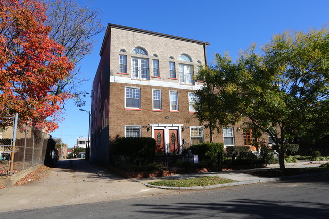 1518 A St SE in Washington, DC - Foto de edificio - Building Photo