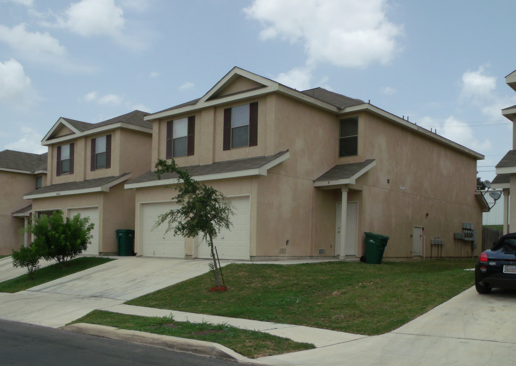 10822 Mathom Lndg in Universal City, TX - Building Photo