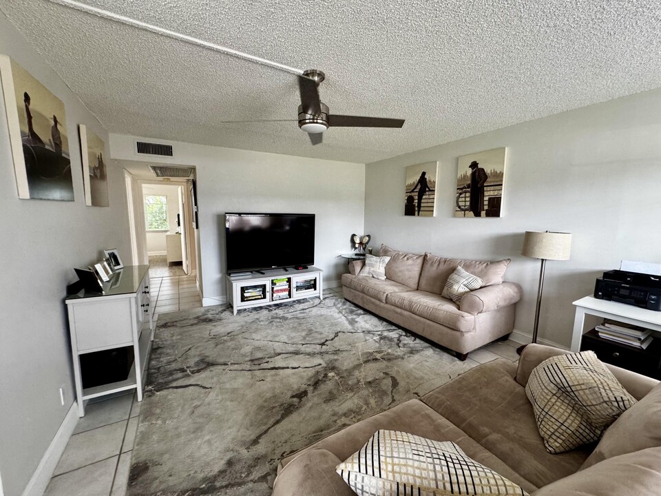 1 Canterbury E in West Palm Beach, FL - Building Photo