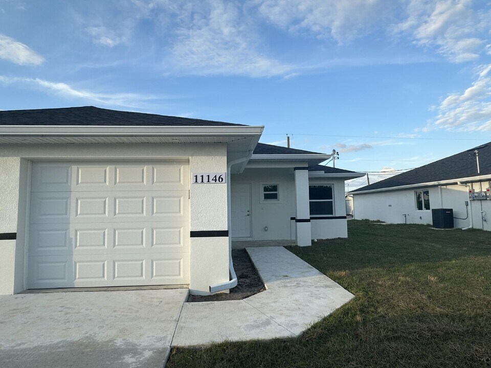 11146 Pendleton Ave in Englewood, FL - Building Photo