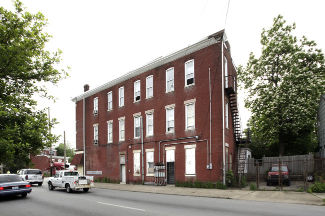 2032 W Market St in Louisville, KY - Building Photo - Building Photo