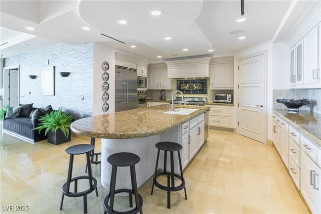 9101 Alta Dr in Las Vegas, NV - Foto de edificio - Building Photo