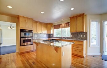 10260 NE 30th Pl in Bellevue, WA - Building Photo - Building Photo