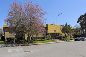 Country Villa Apartments in Long Beach, CA - Building Photo - Building Photo