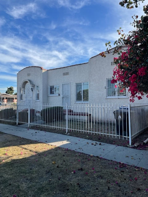 2108 W 37th St in Los Angeles, CA - Building Photo