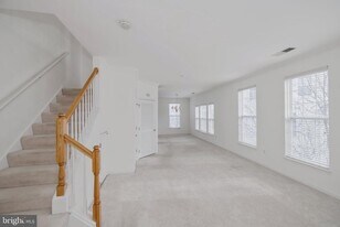 5108 English Terrace in Alexandria, VA - Building Photo