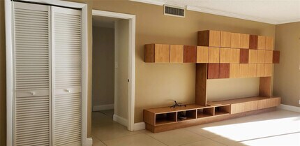 331 Lakeview Dr in Weston, FL - Foto de edificio - Building Photo