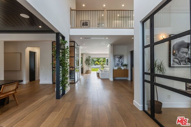 18938 Wells Dr in Los Angeles, CA - Building Photo - Building Photo