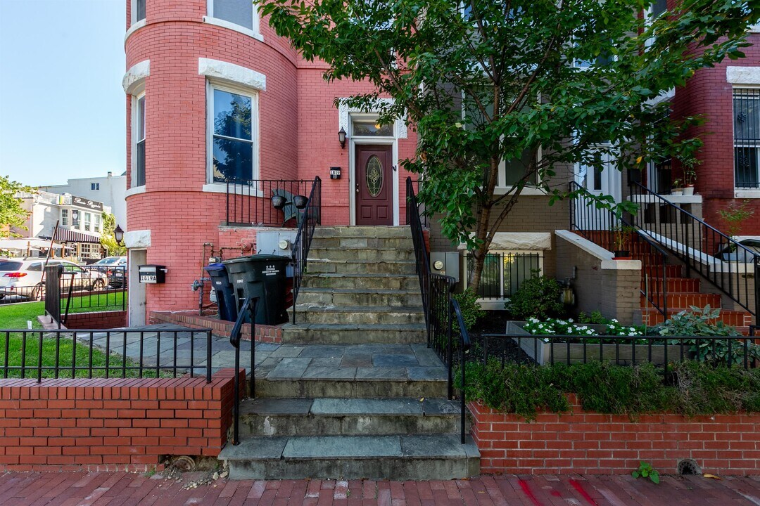 1819 1st St NW in Washington, DC - Building Photo