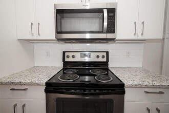 834 Grosvenor Luxury Apartment in Winnipeg, MB - Building Photo - Building Photo