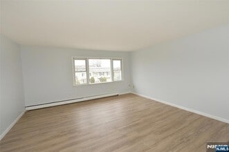 421 Leonhardt Dr in Saddle Brook, NJ - Foto de edificio - Building Photo