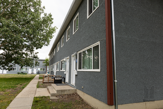 Highland Park Townhomes in Lethbridge, AB - Building Photo - Building Photo