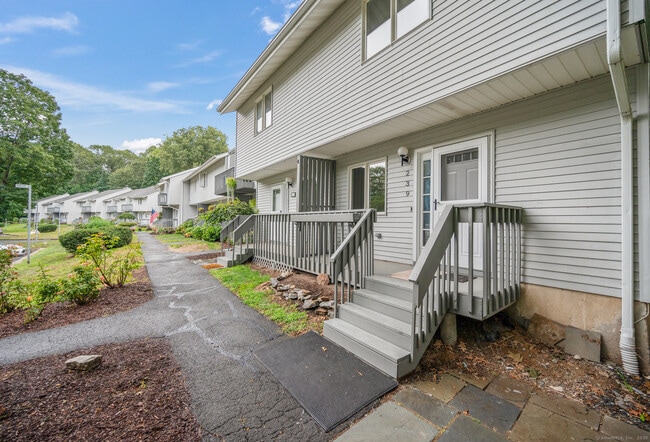 239 New Britain Ave in Farmington, CT - Building Photo - Building Photo