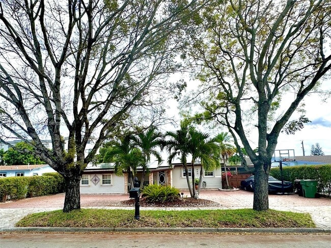 660 W 70 Pl in Hialeah, FL - Building Photo - Building Photo