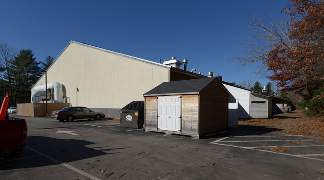 135 Wells Ave in Newton, MA - Foto de edificio - Building Photo