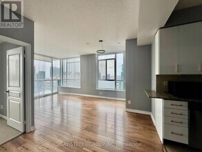 225 Webb Dr in Mississauga, ON - Building Photo - Building Photo