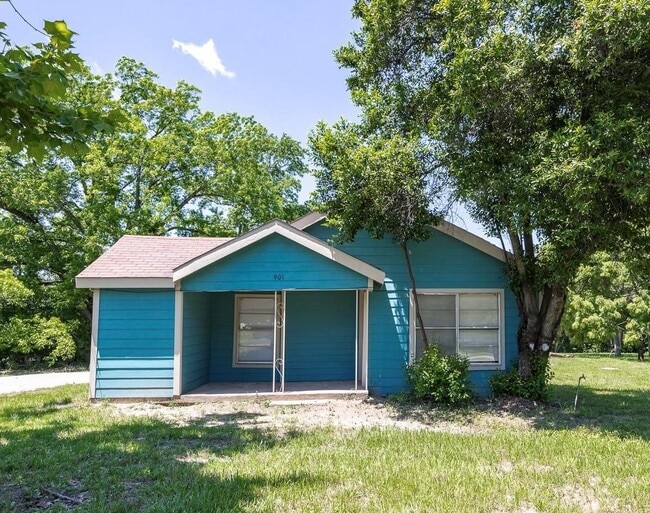 901 N Hamlett St in Athens, TX - Building Photo - Building Photo
