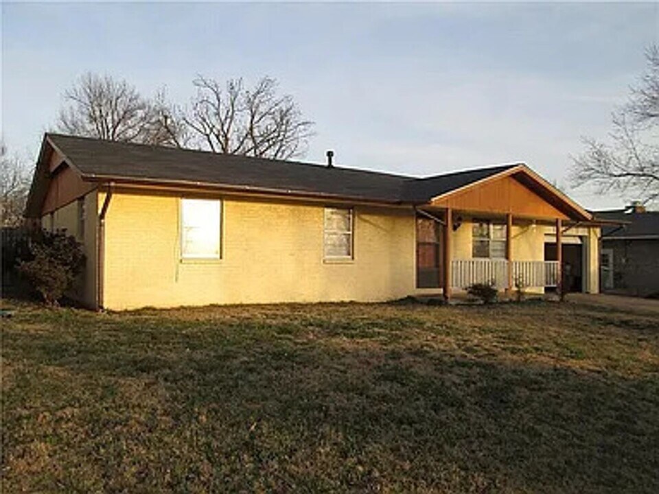 1829 S Craig Cir in Rogers, AR - Building Photo