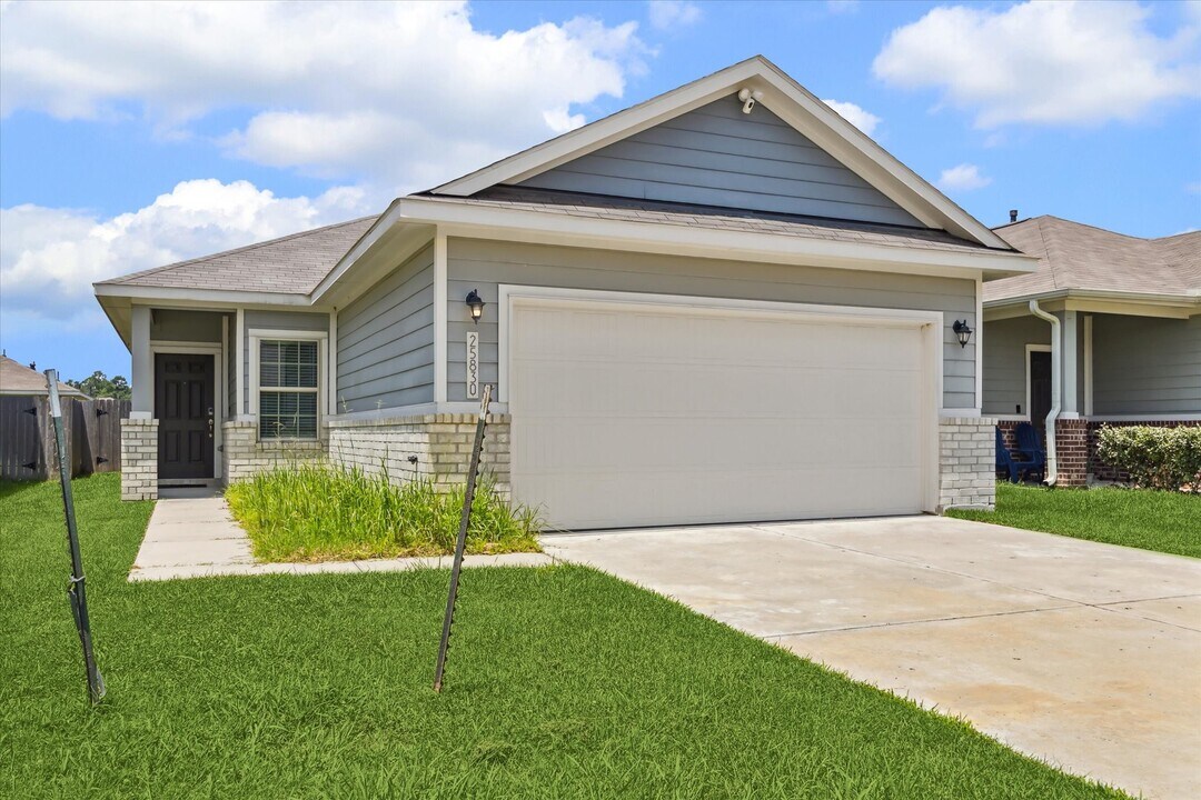 25830 Northpark Pine Dr in Porter, TX - Building Photo