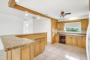 9044 Pine Springs Dr in Boca Raton, FL - Building Photo