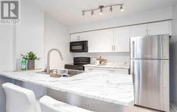 90 Aspen Springs Dr in Clarington, ON - Building Photo - Building Photo