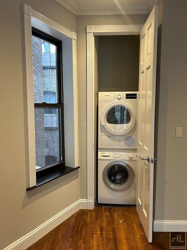 309 E 8th St in New York, NY - Building Photo - Building Photo